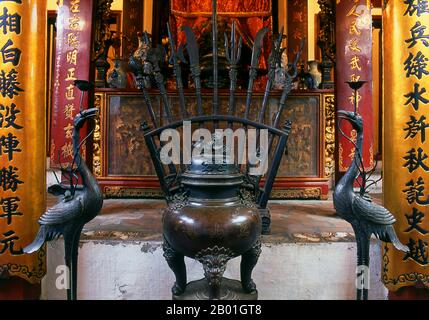 Vietnam: Altar im Den Ngoc Sohn oder Jade Mountain Tempel, Hoan Kiem See, Hanoi. Den Ngoc Sohn, oder „Jade Mountain Temple“, ist einer der meistverehrten religiösen komplexe in der Hauptstadt. Gegründet von dem gelehrten Mandarin Nguyen Van Sieu (1799-1872), geeignete Symbole des Lernens und der Literatur kennzeichnen den Tempelkomplex. Eine stilvolle Steinfarbplatte befindet sich auf dem Bogentor am Eingang. In der Nähe befindet sich eine sich verjüngende Steinsäule, die einen traditionellen chinesischen Bürstenhalter darstellt und sich über fünf Ebenen erhebt. Auf seiner Seite verkünden drei chinesische Ideogramme thanh thien oder „Schreiben am klaren Himmel“. Stockfoto