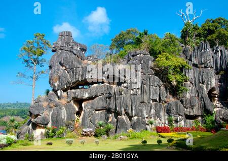 Thailand: Suan hin Pha Ngam (aufgrund der hier gefundenen Kalksteinfelsen manchmal auch als thailändisches Kunming bekannt), Provinz Loei. Die Provinz Loei (Thai: เลย) befindet sich im oberen Nordosten Thailands. Die benachbarten Provinzen sind (von Osten nach rechts) Nong Khai, Udon Thani, Nongbua Lamphu, Khon Kaen, Phetchabun, Phitsanulok. Im Norden grenzt sie an die Provinzen Xaignabouli und Vientiane in Laos. Die Provinz ist von niedrigen Bergen bedeckt, während die Hauptstadt Loei in einem fruchtbaren Becken liegt. Der Fluss Loei, der durch die Provinz fließt, ist ein Nebenfluss des Mekong. Stockfoto