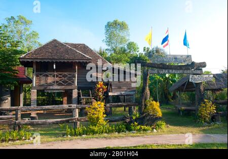 Thailand: Traditionelles hölzernes Loei-Haus im Kulturdorf Ban Na Aor, Provinz Loei. Die Provinz Loei (Thai: เลย) befindet sich im oberen Nordosten Thailands. Die benachbarten Provinzen sind (von Osten nach rechts) Nong Khai, Udon Thani, Nongbua Lamphu, Khon Kaen, Phetchabun, Phitsanulok. Im Norden grenzt sie an die Provinzen Xaignabouli und Vientiane in Laos. Die Provinz ist von niedrigen Bergen bedeckt, während die Hauptstadt Loei in einem fruchtbaren Becken liegt. Der Fluss Loei, der durch die Provinz fließt, ist ein Nebenfluss des Mekong. Stockfoto