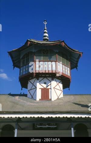 Birma/Myanmar: Das Minarett der Mandalay Panthay Moschee im chinesischen Stil. Fast jede Stadt in Birma mit Panthay-Einwohnern hat ihre „Panthay Balee“ oder die Moschee der chinesischen Muslime. Einige der wichtigsten sind Rangoon, Taunggyi, Mogok, Myitkyina und Lashio. Die architektonisch interessanteste und die älteste Geschichte ist jedoch die Panthay-Moschee im Mandalay. Nach den Aufzeichnungen der Mandalay Panthay-Gemeinde und der Weiterverbreitung mündlicher Traditionen ermutigte König Mindon die Händler von Panthay, sich in Mandalay niederzulassen, um den Handel zwischen Birma und Yunnan zu fördern. Stockfoto