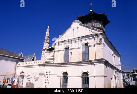 Birma/Myanmar: Mandalay Panthay Moschee. Fast jede Stadt in Birma mit Panthay-Einwohnern hat ihre „Panthay Balee“ oder die Moschee der chinesischen Muslime. Einige der wichtigsten sind Rangoon, Taunggyi, Mogok, Myitkyina und Lashio. Die architektonisch interessanteste und die älteste Geschichte ist jedoch die Panthay-Moschee im Mandalay. Nach den Aufzeichnungen der Mandalay Panthay-Gemeinde und den unter ihnen weitergegebenen mündlichen Traditionen ermutigte König Mindon die Händler von Panthay, sich in Mandalay niederzulassen, um den Handel zwischen Birma und Yunnan zu fördern. Stockfoto