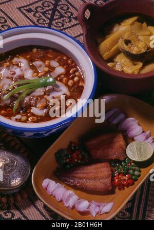 Thailand: Kaeng Matsaman/Massaman, ein Rindfleisch- und Kokosnusscreme-Curry (links) mit zwei Fischgerichten, alle mit Ursprung in Südthailand. Kaeng Matsaman ist ein südthailändisches Curry. Es besteht aus Rind- oder Hühnerstücken, kombiniert mit Kartoffeln, Zwiebeln und Erdnüssen in einer leicht gewürzten Currysauce mit Kokosmilch. Stockfoto