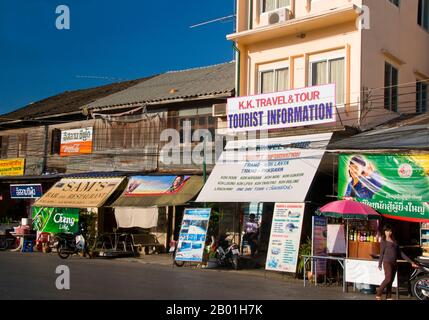 Thailand: Reisebüros und Restaurants in den alten Holzgeschäften in der Nähe des Bahnhofs, Trang, Provinz Trang. Trang ist seit mindestens dem 1. Jahrhundert CE ein Handelszentrum. Sie wuchs zwischen dem 7. Und 13. Jahrhundert während der Srivijaya-Zeit zu Macht und Wohlstand und ist heute noch eine wichtige Handelsstadt. Kautschuk, Palmöl und Fischerei sind die Stützen der Wirtschaft der Provinz. Der Tourismus gewinnt zunehmend an Bedeutung, da die Anadamanküste und die Inseln von Trang zunehmend entwickelt und populär werden. Die Stadt hat einen starken chinesischen Charakter. Stockfoto