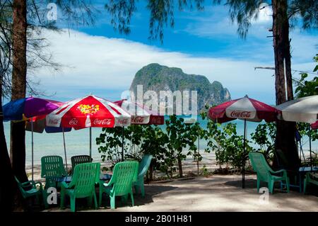 Thailand: Strandcafe und Restaurant, hat Pak Meng, Provinz Trang. Die Provinz Trang war vom Zinnabbau abhängig, bis die ersten Gummikeimlinge gegen 1901 nach Thailand gebracht wurden – Teil einer langen Reise von Südamerika über die benachbarten malaiischen Staaten. Kautschuk, Palmöl und Fischerei sind die Stützen der Wirtschaft der Provinz. Der Tourismus gewinnt zunehmend an Bedeutung, da die Andamanenküste und die Inseln von Trang zunehmend entwickelt und populär werden. Stockfoto