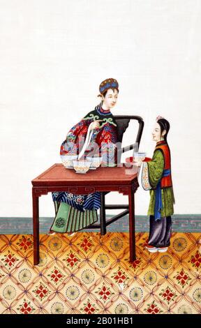 China: Handbemalte Repräsentation von Geliebter und Diener in der High Society der Qing-Dynastie des 19. Jahrhunderts. Szenen aus einem kleinen Album namens „Chinese drawings: Court and Society“, das zeitgenössischen Stil und Mode im Qing Court zeigt. Die Qing-Dynastie war die letzte Dynastie Chinas, die von 1644 bis 1912 regierte. Die Qing-Herrscher gehörten dem Jurchen Aisin Gioro Clan an, einem nomadischen Stamm, der nordöstlich der Chinesischen Mauer im modernen Nordosten Chinas seinen Ursprung hatte. Im Laufe seiner Herrschaft wurde der Qing stark in die chinesische Kultur integriert. Stockfoto