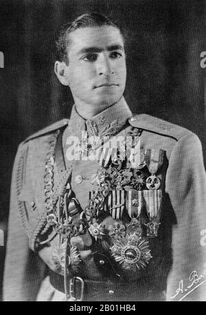 Iran/Persien: Mohammad Rezā Shāh Pahlavi (26. Oktober 1919 - 27. Juli 1980), Shah of Iran, Shah of Persia (r. 1941-1979), im Alter von 21 Jahren kurz nach der Thronübernahme, 1941. Mohammad Rezā Shāh Pahlavi regierte den Iran vom 16. September 1941 bis zu seinem Sturz durch die iranische Revolution am 11. Februar 1979. Er war der zweite und letzte Monarch des Hauses Pahlavi der iranischen Monarchie. Er kam im Zweiten Weltkrieg an die Macht, nachdem eine anglo-sowjetische Invasion die Abdankung seines Vaters Reza Shah erzwang. Während seiner Herrschaft wurde die iranische Ölindustrie unter Premierminister Mosaddegh verstaatlicht. Stockfoto