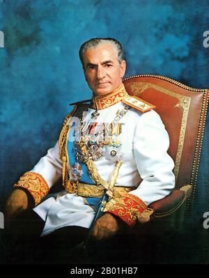 Iran/Persien: Offizielles Porträt von Mohammad Rezā Shāh Pahlavi (26. Oktober 1919 – 27. Juli 1980), Shah of Iran, Shah of Persia (r. 1941-1979), 1973. Mohammad Rezā Shāh Pahlavi regierte den Iran vom 16. September 1941 bis zu seinem Sturz durch die iranische Revolution am 11. Februar 1979. Er war der zweite und letzte Monarch des Hauses Pahlavi der iranischen Monarchie. Mohammad Reza Shah kam während des Zweiten Weltkriegs an die Macht, nachdem eine anglo-sowjetische Invasion die Abdankung seines Vaters Reza Shah erzwang. Während seiner Herrschaft wurde die iranische Ölindustrie unter Premierminister Mohammad Mosaddegh verstaatlicht. Stockfoto