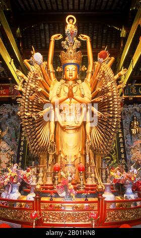 China: Ein Bild von Avalokitesvara (Guanyin) im Longhua-Tempel, Shanghai. Longhua Si und Longhua Ta (Longhua-Tempel und Pagode) ist Shanghais größter buddhistischer Tempel und das schönste antike Denkmal der Stadt. Es stammt aus dem Jahr 247 CE und wurde vom Kaiser Sun Quan zu Ehren seiner Mutter erbaut. Sie wurde seitdem mehrfach zerstört und wieder aufgebaut. Der Tempel besteht aus sieben Sälen, die alle für religiöse Zwecke genutzt werden. Der 60 m hohe 197, siebenstöckige Turm wurde 977 wieder aufgebaut. Stockfoto