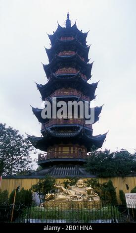 China: Longhua-Pagode mit lachender Buddha-Statue, Shanghai. Longhua Si und Longhua Ta (Longhua-Tempel und Pagode) ist Shanghais größter buddhistischer Tempel und das schönste antike Denkmal der Stadt. Es stammt aus dem Jahr 247 CE und wurde vom Kaiser Sun Quan zu Ehren seiner Mutter erbaut. Sie wurde seitdem mehrfach zerstört und wieder aufgebaut. Der Tempel besteht aus sieben Sälen, die alle für religiöse Zwecke genutzt werden. Der 60 m hohe 197, siebenstöckige Turm wurde 977 wieder aufgebaut. Stockfoto