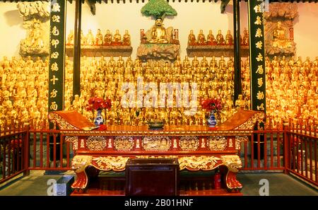 China: Goldene Bodhisattva-Bilder im Longhua-Tempel, Shanghai. Longhua Si und Longhua Ta (Longhua-Tempel und Pagode) ist Shanghais größter buddhistischer Tempel und das schönste antike Denkmal der Stadt. Es stammt aus dem Jahr 247 CE und wurde vom Kaiser Sun Quan zu Ehren seiner Mutter erbaut. Sie wurde seitdem mehrfach zerstört und wieder aufgebaut. Der Tempel besteht aus sieben Sälen, die alle für religiöse Zwecke genutzt werden. Der 60 m hohe 197, siebenstöckige Turm wurde 977 wieder aufgebaut. Stockfoto