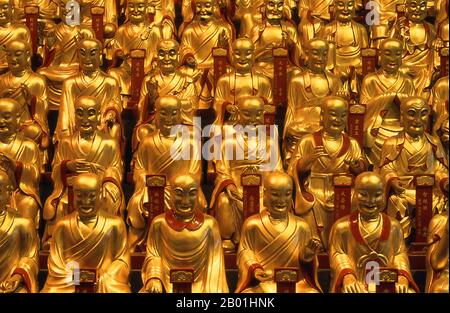 China: Goldene Bodhisattva-Bilder im Longhua-Tempel, Shanghai. Longhua Si und Longhua Ta (Longhua-Tempel und Pagode) ist Shanghais größter buddhistischer Tempel und das schönste antike Denkmal der Stadt. Es stammt aus dem Jahr 247 CE und wurde vom Kaiser Sun Quan zu Ehren seiner Mutter erbaut. Sie wurde seitdem mehrfach zerstört und wieder aufgebaut. Der Tempel besteht aus sieben Sälen, die alle für religiöse Zwecke genutzt werden. Der 60 m hohe 197, siebenstöckige Turm wurde 977 wieder aufgebaut. Stockfoto