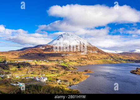 Luftaufnahme des Mount Errigal, dem höchsten Berg in Donegal - Irland. Stockfoto