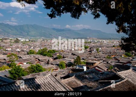 China: Altstadt Von Lijiang, Provinz Yunnan. Die Naxi oder Nakhi sind eine ethnische Gruppe, die in den Ausläufern des Himalaya im Nordwesten der Provinz Yunnan und im Südwesten der Provinz Sichuan in China lebt. Man geht davon aus, dass die Naxi ursprünglich aus Tibet stammen und bis vor kurzem die Landhandelsverbindungen mit Lhasa und Indien aufrechterhalten haben. Die Naxi gehören zu den 56 ethnischen Gruppen, die von der Volksrepublik China offiziell anerkannt wurden. Die Naxi sind traditionell Anhänger der Dongba-Religion. Stockfoto