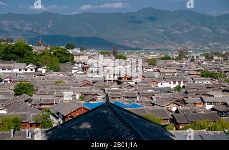 China: Altstadt Von Lijiang, Provinz Yunnan. Die Naxi oder Nakhi sind eine ethnische Gruppe, die in den Ausläufern des Himalaya im Nordwesten der Provinz Yunnan und im Südwesten der Provinz Sichuan in China lebt. Man geht davon aus, dass die Naxi ursprünglich aus Tibet stammen und bis vor kurzem die Landhandelsverbindungen mit Lhasa und Indien aufrechterhalten haben. Die Naxi gehören zu den 56 ethnischen Gruppen, die von der Volksrepublik China offiziell anerkannt wurden. Die Naxi sind traditionell Anhänger der Dongba-Religion. Stockfoto