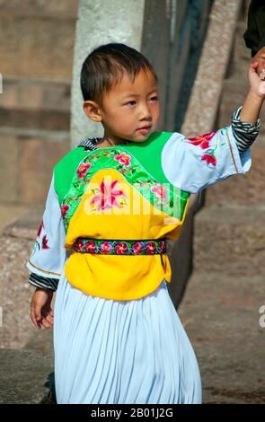 China: Junger Naxi-Junge, Altstadt von Lijiang, Provinz Yunnan. Die Naxi oder Nakhi sind eine ethnische Gruppe, die in den Ausläufern des Himalaya im Nordwesten der Provinz Yunnan und im Südwesten der Provinz Sichuan in China lebt. Man geht davon aus, dass die Naxi ursprünglich aus Tibet stammen und bis vor kurzem die Landhandelsverbindungen mit Lhasa und Indien aufrechterhalten haben. Die Naxi gehören zu den 56 ethnischen Gruppen, die von der Volksrepublik China offiziell anerkannt wurden. Die Naxi sind traditionell Anhänger der Dongba-Religion. Stockfoto