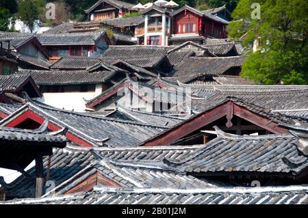 China: Dächer der Altstadt von Lijiang, Provinz Yunnan. Die Naxi oder Nakhi sind eine ethnische Gruppe, die in den Ausläufern des Himalaya im Nordwesten der Provinz Yunnan und im Südwesten der Provinz Sichuan in China lebt. Man geht davon aus, dass die Naxi ursprünglich aus Tibet stammen und bis vor kurzem die Landhandelsverbindungen mit Lhasa und Indien aufrechterhalten haben. Die Naxi gehören zu den 56 ethnischen Gruppen, die von der Volksrepublik China offiziell anerkannt wurden. Die Naxi sind traditionell Anhänger der Dongba-Religion. Stockfoto