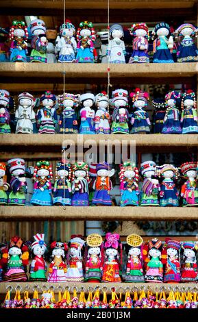 China: Puppen in Minderheitenkostümen zum Verkauf in der Altstadt von Lijiang, Provinz Yunnan. Die Naxi oder Nakhi sind eine ethnische Gruppe, die in den Ausläufern des Himalaya im Nordwesten der Provinz Yunnan und im Südwesten der Provinz Sichuan in China lebt. Man geht davon aus, dass die Naxi ursprünglich aus Tibet stammen und bis vor kurzem die Landhandelsverbindungen mit Lhasa und Indien aufrechterhalten haben. Die Naxi gehören zu den 56 ethnischen Gruppen, die von der Volksrepublik China offiziell anerkannt wurden. Die Naxi sind traditionell Anhänger der Dongba-Religion. Stockfoto