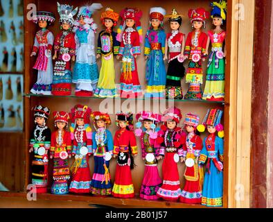 China: Puppen in Minderheitenkostümen zum Verkauf in der Altstadt von Lijiang, Provinz Yunnan. Die Naxi oder Nakhi sind eine ethnische Gruppe, die in den Ausläufern des Himalaya im Nordwesten der Provinz Yunnan und im Südwesten der Provinz Sichuan in China lebt. Man geht davon aus, dass die Naxi ursprünglich aus Tibet stammen und bis vor kurzem die Landhandelsverbindungen mit Lhasa und Indien aufrechterhalten haben. Die Naxi gehören zu den 56 ethnischen Gruppen, die von der Volksrepublik China offiziell anerkannt wurden. Die Naxi sind traditionell Anhänger der Dongba-Religion. Stockfoto