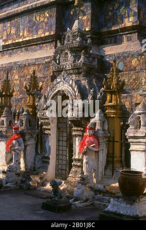 Thailand: Kunstvoll dekorierte Tür am Fuß des Hauptchedi Wat Phra That Lampang Luang, Nordthailand. Wat Phra That Lampang Luang, der „Tempel des Großen Buddha-Relikts von Lampang“, geht auf das 15. Jahrhundert zurück und ist ein hölzerner Tempel im Lanna-Stil, der sich im Ko Kha-Viertel der Provinz Lampang befindet. Er steht auf einem künstlichen Hügel und ist von einer hohen und massiven Ziegelmauer umgeben. Der Tempel selbst dient als wiang (befestigte Siedlung) und wurde als befestigter Tempel gebaut. Stockfoto