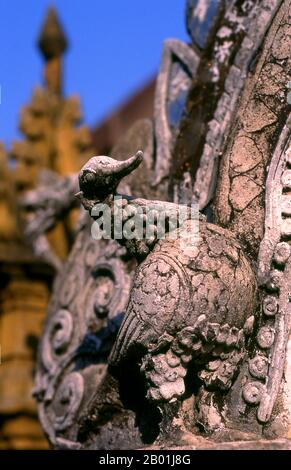 Thailand: Ein Hongsa- oder Himmelsschwan, Wat Phra That Lampang Luang, Nordthailand. Wat Phra That Lampang Luang, der „Tempel des Großen Buddha-Relikts von Lampang“, geht auf das 15. Jahrhundert zurück und ist ein hölzerner Tempel im Lanna-Stil, der sich im Ko Kha-Viertel der Provinz Lampang befindet. Er steht auf einem künstlichen Hügel und ist von einer hohen und massiven Ziegelmauer umgeben. Der Tempel selbst dient als wiang (befestigte Siedlung) und wurde als befestigter Tempel gebaut. Stockfoto