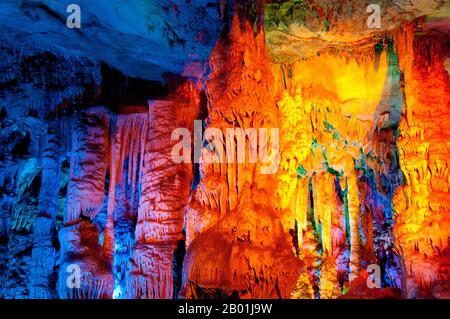 China: Schilfrohrflötenhöhle, Guilin, Provinz Guangxi. Die Schilfrohrflötenhöhle hat ihren Namen aus dem Schilf übernommen, das früher am Eingang zur Höhle wuchs. Mit diesem Schilf wurden Flöten hergestellt. Die Höhle ist gefüllt mit einer großen Anzahl von Stalaktiten, Stalagmiten und anderen Felsformationen. Im Inneren sind mehr als 70 Inschriften mit Tinte geschrieben, die bis in die Tang-Dynastie zurückreichen können. Guilin ist der Schauplatz von Chinas berühmtesten Landschaften und inspiriert Tausende von Gemälden über viele Jahrhunderte. Sie wurden von Dichtern, Künstlern und Touristen als die „schönsten Berge und Flüsse unter dem Himmel“ bezeichnet. Stockfoto