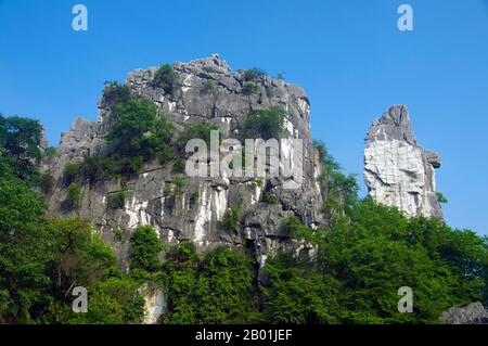 China: Kamelhügel, Qixing Gongyuan (Sieben-Sterne-Park). Qixing Gongyuan oder Seven Star Park erhielt seinen Namen durch die Lage der sieben Hügel, die das Muster der Sternbilder des Pflugs (Big Dipper) vermuten lassen. Der Park ist seit mehr als 1.000 Jahren eine Touristenattraktion. Der Name Guilin bedeutet „Cassia Woods“ und ist nach den Osmanthus-(Cassia-)Blüten benannt, die im Herbst blühen. Guilin ist der Schauplatz von Chinas berühmtesten Landschaften und inspiriert Tausende von Gemälden über viele Jahrhunderte. Sie werden oft als die „schönsten Berge und Flüsse unter dem Himmel“ bezeichnet. Stockfoto