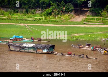 China: Kormorane und Fischerboote auf dem Li-Fluss in Yangshuo, nahe Guilin, Provinz Guangxi. Yangshuo ist zu Recht berühmt für seine dramatische Landschaft. Es liegt am Westufer des Flusses Li (Lijiang) und ist nur 60 Kilometer stromabwärts von Guilin. In den letzten Jahren ist es zu einem beliebten Reiseziel bei Touristen geworden und hat gleichzeitig das Gefühl einer kleinen Flussstadt bewahrt. Guilin ist der Schauplatz von Chinas berühmtesten Landschaften und inspiriert Tausende von Gemälden über viele Jahrhunderte. Sie wurden oft als die „schönsten Berge und Flüsse unter dem Himmel“ bezeichnet. Stockfoto