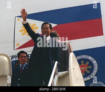 Philippinen: Präsident Ferdinand E. Marcos winkt den Menschen zu, die darauf warten, ihn bei seinem Besuch in Washington DC, USA, am 1. Mai 1983 zu begrüßen. Ferdinand Emmanuel Edralin Marcos (11. September 1917 bis 28. September 1989) war von 1965 bis 1986 der 10. Präsident der Philippinen. Er war Anwalt, Mitglied des philippinischen Repräsentantenhauses (1949-1959) und Mitglied des philippinischen Senats (1959-1965). 1983 war seine Regierung an der Ermordung seines politischen Hauptgegners Benigno Aquino Jr. beteiligt Stockfoto