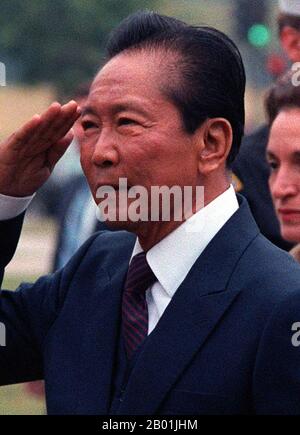 Philippinen: Philippinischer Präsident Ferdinand Marcos bei einer Abschiedszeremonie der Streitkräfte, 20. September 1982. Ferdinand Emmanuel Edralin Marcos (11. September 1917 bis 28. September 1989) war von 1965 bis 1986 der 10. Präsident der Philippinen. Er war Anwalt, Mitglied des philippinischen Repräsentantenhauses (1949-1959) und Mitglied des philippinischen Senats (1959-1965). 1983 war seine Regierung an der Ermordung seines politischen Hauptgegners Benigno Aquino Jr. beteiligt Die Folgerung führte zu einer Kette von Ereignissen, die schließlich 1986 zu seinem Machtverlust führten. Stockfoto