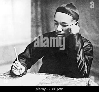 China: Liang Qichao (23. Februar 1873 - 19. Januar 1929), chinesischer Gelehrter, Journalist und Philosoph, 1927. Liang Qichao war ein chinesischer Gelehrter, Journalist, Philosoph und Reformist während der Qing-Dynastie (1644–1911), der chinesische Gelehrte mit seinen Schriften und Reformbewegungen inspirierte. Er starb im Alter von 55 Jahren an einer Krankheit in Peking. Als Verfechter der konstitutionellen Monarchie war Liang mit der Regierungsführung der Qing-Regierung unzufrieden und wollte den Status quo in China ändern. Er organisierte Reformen mit Kang Youwei, indem er ihre Ideen auf Papier brachte und sie an Kaiser Guangxu schickte. Stockfoto