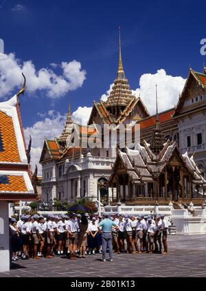 Thailand: Schüler bewundern den Phra Phinang Chakri Maha Prasat, den Großen Palast, Bangkok. Der große Palast diente ab dem 18. Jahrhundert als offizielle Residenz der Könige von Thailand. Der Bau des Palastes begann 1782 während der Regierungszeit von König Rama I., als er die Hauptstadt über den Fluss von Thonburi nach Bangkok verlegte. Stockfoto