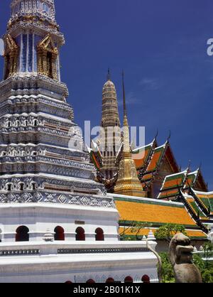 Wat Phra Kaews (Tempel des smaragdgrünen Buddha); der vollständige offizielle Name Wat Phra Si Rattana Satsadaram gilt als der heiligste buddhistische Tempel Thailands. Es befindet sich in den Vororten des großen Palastes. Der große Palast diente ab dem 18. Jahrhundert als offizielle Residenz der Könige von Thailand. Der Bau des Palastes begann im Jahre 178ons, während der Regierungszeit von König Rama I., als er die Hauptstadt über den Fluss von Thonburi nach Bangkok zog. Stockfoto