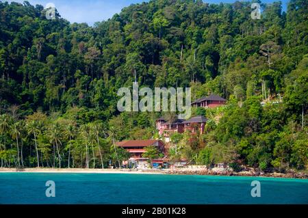 Thailand: Das Chateau Hill Resort, Ko Hai, Provinz Trang. Ko Hai, auch bekannt als Ko Ngai, ist eine kleine, schöne Insel, die etwa 15 km vom Trang's Pak Meng Pier entfernt ist und leicht mit dem Boot erreichbar ist. Die Provinz Trang war vom Zinnabbau abhängig, bis die ersten Kautschuksämlinge um 1901 nach Thailand gebracht wurden – Teil einer langen Reise von Südamerika über die benachbarten malaiischen Staaten. Kautschuk, Palmöl und Fischerei sind die wichtigsten Wirtschaftsfaktoren der Provinz. Der Tourismus nimmt zu, da die Andamanenküste und die Inseln von Trang zunehmend entwickelt und populär werden. Stockfoto