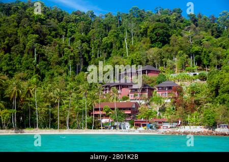 Thailand: Das Chateau Hill Resort, Ko Hai, Provinz Trang. Ko Hai, auch bekannt als Ko Ngai, ist eine kleine, schöne Insel, die etwa 15 km vom Trang's Pak Meng Pier entfernt ist und leicht mit dem Boot erreichbar ist. Die Provinz Trang war vom Zinnabbau abhängig, bis die ersten Kautschuksämlinge um 1901 nach Thailand gebracht wurden – Teil einer langen Reise von Südamerika über die benachbarten malaiischen Staaten. Kautschuk, Palmöl und Fischerei sind die wichtigsten Wirtschaftsfaktoren der Provinz. Der Tourismus nimmt zu, da die Andamanenküste und die Inseln von Trang zunehmend entwickelt und populär werden. Stockfoto