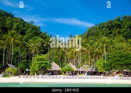 Thailand: Thapwarin Resort, Ko Hai, Provinz Trang. Ko Hai, auch bekannt als Ko Ngai, ist eine kleine, schöne Insel, die etwa 15 km vom Trang's Pak Meng Pier entfernt ist und leicht mit dem Boot erreichbar ist. Die Provinz Trang war vom Zinnabbau abhängig, bis die ersten Kautschuksämlinge um 1901 nach Thailand gebracht wurden – Teil einer langen Reise von Südamerika über die benachbarten malayischen Staaten. Kautschuk, Palmöl und Fischerei sind die wichtigsten Wirtschaftsfaktoren der Provinz. Der Tourismus nimmt zu, da die Andamanenküste und die Inseln von Trang zunehmend entwickelt und populär werden. Stockfoto