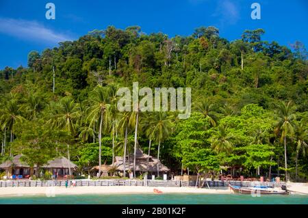 Thailand: Thapwarin Resort, Ko Hai, Provinz Trang. Ko Hai, auch bekannt als Ko Ngai, ist eine kleine, schöne Insel, die etwa 15 km vom Trang's Pak Meng Pier entfernt ist und leicht mit dem Boot erreichbar ist. Die Provinz Trang war vom Zinnabbau abhängig, bis die ersten Kautschuksämlinge um 1901 nach Thailand gebracht wurden – Teil einer langen Reise von Südamerika über die benachbarten malayischen Staaten. Kautschuk, Palmöl und Fischerei sind die wichtigsten Wirtschaftsfaktoren der Provinz. Der Tourismus nimmt zu, da die Andamanenküste und die Inseln von Trang zunehmend entwickelt und populär werden. Stockfoto