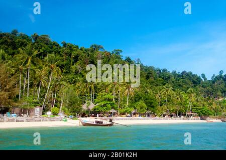 Thailand: Thapwarin Resort, Ko Hai, Provinz Trang. Ko Hai, auch bekannt als Ko Ngai, ist eine kleine, schöne Insel, die etwa 15 km vom Trang's Pak Meng Pier entfernt ist und leicht mit dem Boot erreichbar ist. Die Provinz Trang war vom Zinnabbau abhängig, bis die ersten Kautschuksämlinge um 1901 nach Thailand gebracht wurden – Teil einer langen Reise von Südamerika über die benachbarten malayischen Staaten. Kautschuk, Palmöl und Fischerei sind die wichtigsten Wirtschaftsfaktoren der Provinz. Der Tourismus nimmt zu, da die Andamanenküste und die Inseln von Trang zunehmend entwickelt und populär werden. Stockfoto