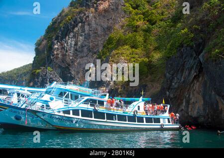 Thailand: Ausflugsboote in Tham Morakot (Smaragdhöhle), Ko Muk, Provinz Trang. Ko Muk oder „Pearl Island“ liegt 13 km südlich von Trang’s Pak Meng Pier. Bis vor kurzem ist Ko Muk ein abgelegenes Reiseziel für Rucksacktouristen mit einer kleinen Einwohnerzahl von Chao Lae „Sea Gypsies“ und entwickelt sich schnell zu einem höherwertigen Reiseziel. Tham Morakot oder „Smaragdhöhle“ ist eine der wichtigsten lokalen Attraktionen. Besucher müssen etwa 75 Meter (240 ft) durch eine wassergefüllte Höhle bei Flut schwimmen, ein Teil des Schwimmens befindet sich in virtueller Dunkelheit, um eine hong oder See-gefüllte Lagune zu erreichen. Stockfoto