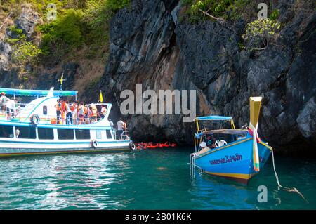 Thailand: Schwimmer bereiten sich darauf vor, Tham Morakot (Smaragdhöhle), Ko Muk, Provinz Trang, zu betreten. Ko Muk oder „Pearl Island“ liegt 13 km südlich von Trang’s Pak Meng Pier. Bis vor kurzem ist Ko Muk ein abgelegenes Reiseziel für Rucksacktouristen mit einer kleinen Einwohnerzahl von Chao Lae „Sea Gypsies“ und entwickelt sich schnell zu einem höherwertigen Reiseziel. Tham Morakot oder „Smaragdhöhle“ ist eine der wichtigsten lokalen Attraktionen. Besucher müssen etwa 75 Meter (240 ft) durch eine wassergefüllte Höhle bei Flut schwimmen, ein Teil des Schwimmens befindet sich in virtueller Dunkelheit, um eine hong oder See-gefüllte Lagune zu erreichen. Stockfoto