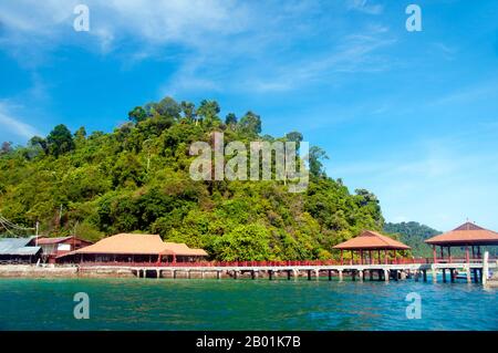 Thailand: Koh Ngai Resort Pier, Ko Hai, Provinz Trang. Ko Hai, auch bekannt als Ko Ngai, ist eine kleine, schöne Insel, die etwa 15 km vom Trang's Pak Meng Pier entfernt ist und leicht mit dem Boot erreichbar ist. Die Provinz Trang war vom Zinnabbau abhängig, bis die ersten Kautschuksämlinge um 1901 nach Thailand gebracht wurden – Teil einer langen Reise von Südamerika über die benachbarten malayischen Staaten. Kautschuk, Palmöl und Fischerei sind die wichtigsten Wirtschaftsfaktoren der Provinz. Der Tourismus nimmt zu, da die Andamanenküste und die Inseln von Trang zunehmend entwickelt und populär werden. Stockfoto