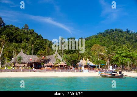 Thailand: Mayalay Resort, Ko Hai, Provinz Trang. Ko Hai, auch bekannt als Ko Ngai, ist eine kleine, schöne Insel, die etwa 15 km vom Trang's Pak Meng Pier entfernt ist und leicht mit dem Boot erreichbar ist. Die Provinz Trang war vom Zinnabbau abhängig, bis die ersten Kautschuksämlinge um 1901 nach Thailand gebracht wurden – Teil einer langen Reise von Südamerika über die benachbarten malayischen Staaten. Kautschuk, Palmöl und Fischerei sind die wichtigsten Wirtschaftsfaktoren der Provinz. Der Tourismus nimmt zu, da die Andamanenküste und die Inseln von Trang zunehmend entwickelt und populär werden. Stockfoto