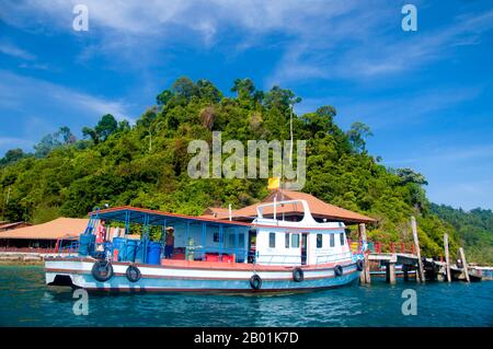 Thailand: Koh Ngai Resort Pier, Ko Hai, Provinz Trang. Ko Hai, auch bekannt als Ko Ngai, ist eine kleine, schöne Insel, die etwa 15 km vom Trang's Pak Meng Pier entfernt ist und leicht mit dem Boot erreichbar ist. Die Provinz Trang war vom Zinnabbau abhängig, bis die ersten Kautschuksämlinge um 1901 nach Thailand gebracht wurden – Teil einer langen Reise von Südamerika über die benachbarten malayischen Staaten. Kautschuk, Palmöl und Fischerei sind die wichtigsten Wirtschaftsfaktoren der Provinz. Der Tourismus nimmt zu, da die Andamanenküste und die Inseln von Trang zunehmend entwickelt und populär werden. Stockfoto