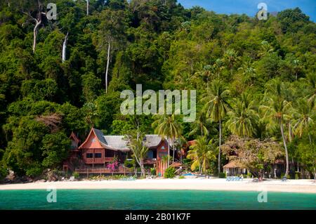 Thailand: Koh Ngai Resort, Ko Hai, Provinz Trang. Ko Hai, auch bekannt als Ko Ngai, ist eine kleine, schöne Insel, die etwa 15 km vom Trang's Pak Meng Pier entfernt ist und leicht mit dem Boot erreichbar ist. Die Provinz Trang war vom Zinnabbau abhängig, bis die ersten Kautschuksämlinge um 1901 nach Thailand gebracht wurden – Teil einer langen Reise von Südamerika über die benachbarten malayischen Staaten. Kautschuk, Palmöl und Fischerei sind die wichtigsten Wirtschaftsfaktoren der Provinz. Der Tourismus nimmt zu, da die Andamanenküste und die Inseln von Trang zunehmend entwickelt und populär werden. Stockfoto