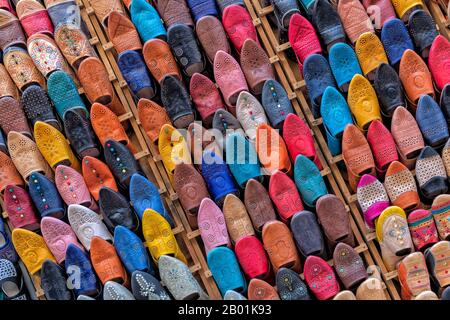 Farbenfrohe traditionelle marokkanische Hausschuhe (Babouche) in der Medina von Fez, Marokko. Stockfoto