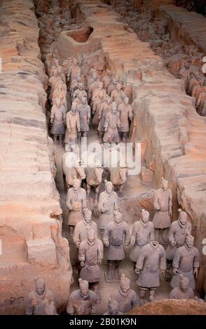 China: Krieger der Terrakotta-Armee, die das Grab von Qin Shi Huang bewachen, dem ersten Kaiser eines Vereinigten China (246-221 v. Chr.), in der Nähe von Xi'an. Während einer Dürre im Jahr 1974 stießen Bauern, die einen Brunnen gruben, auf einen der erstaunlichsten archäologischen Funde der modernen Geschichte - die Terrakotta-Krieger. Die Terrakotta-Armee, Tausende von Soldaten, Pferden und Wagen, war seit etwa 2.000 Jahren heimlich im Dienst und bewachte das nahe gelegene Mausoleum von Qin Shu Huang, dem ersten Kaiser eines Vereinten China. Stockfoto