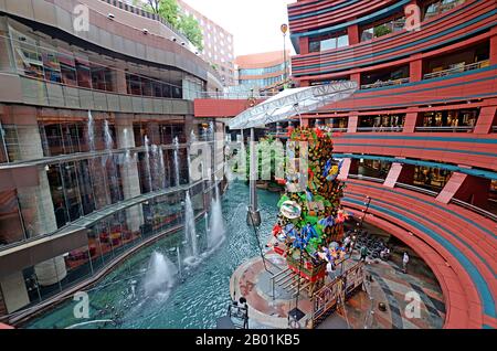 Fukuoka, Japan - 7. Juli 2015: Der zentrale Brunnen im Einkaufszentrum Canal City Hakata Stockfoto