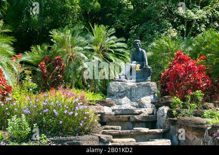 Thailand: Eine Statue der HRH Prinzessin Srinagarindra (21. Oktober 1900 - 18. Juli 1995), der Prinzessin Mutter, Großmutter des gegenwärtigen Königs, Somdet Phra Srinakarin 95 öffentlicher Park (benannt nach der Prinzessin Mutter), Stadt Trang, Provinz Trang, Südthailand. Srinagarindra (Si Nakharinthra, geb. Sangwan Talapat) war ein Mitglied der thailändischen Königsfamilie und Mitglied des Hauses Mahidol, das von der Chakri-Dynastie abstammt. Sie war die Mutter von Prinzessin Galyani Vadhana, der Prinzessin von Naradhiwas, König Ananda Mahidol (Rama VIII) und König Bhumibol Adulyadej (Rama IX). Stockfoto