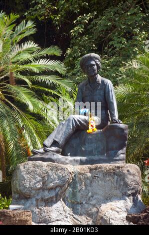 Thailand: Eine Statue der HRH Prinzessin Srinagarindra (21. Oktober 1900 - 18. Juli 1995), der Prinzessin Mutter, Großmutter des gegenwärtigen Königs, Somdet Phra Srinakarin 95 öffentlicher Park (benannt nach der Prinzessin Mutter), Stadt Trang, Provinz Trang, Südthailand. Srinagarindra (Si Nakharinthra, geb. Sangwan Talapat) war ein Mitglied der thailändischen Königsfamilie und Mitglied des Hauses Mahidol, das von der Chakri-Dynastie abstammt. Sie war die Mutter von Prinzessin Galyani Vadhana, der Prinzessin von Naradhiwas, König Ananda Mahidol (Rama VIII) und König Bhumibol Adulyadej (Rama IX). Stockfoto