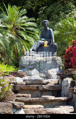 Thailand: Eine Statue der HRH Prinzessin Srinagarindra (21. Oktober 1900 - 18. Juli 1995), der Prinzessin Mutter, Großmutter des gegenwärtigen Königs, Somdet Phra Srinakarin 95 öffentlicher Park (benannt nach der Prinzessin Mutter), Stadt Trang, Provinz Trang, Südthailand. Srinagarindra (Si Nakharinthra, geb. Sangwan Talapat) war ein Mitglied der thailändischen Königsfamilie und Mitglied des Hauses Mahidol, das von der Chakri-Dynastie abstammt. Sie war die Mutter von Prinzessin Galyani Vadhana, der Prinzessin von Naradhiwas, König Ananda Mahidol (Rama VIII) und König Bhumibol Adulyadej (Rama IX). Stockfoto