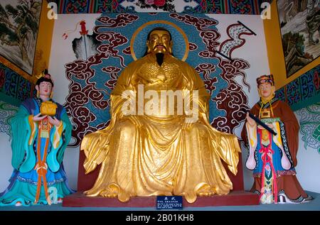 China: Xuan Wu (Gott des Nordlandes) in einem der Long Men (Drachentor) Pavillons, Xishan (westliche Hügel), in der Nähe von Kunming, Provinz Yunnan. Xuan Wu (der Dunkle Krieger oder der geheimnisvolle Krieger), posthum bekannt als der Dunkle oder geheimnisvolle himmlische Oberkaiser (Xuan Tian Shang Di), sowie der wahre Krieger Großkaiser (Zhen Wu da Di), und allgemein bekannt als der nördliche Kaiser (bei Di) oder Kaiser-Herr (Di Gong) ist eine der höheren taoistischen Gottheiten und eine der verehrten Gottheiten in China. Xuan Wu wird als mächtiger Gott verehrt, der in der Lage ist, die Elemente zu kontrollieren. Stockfoto